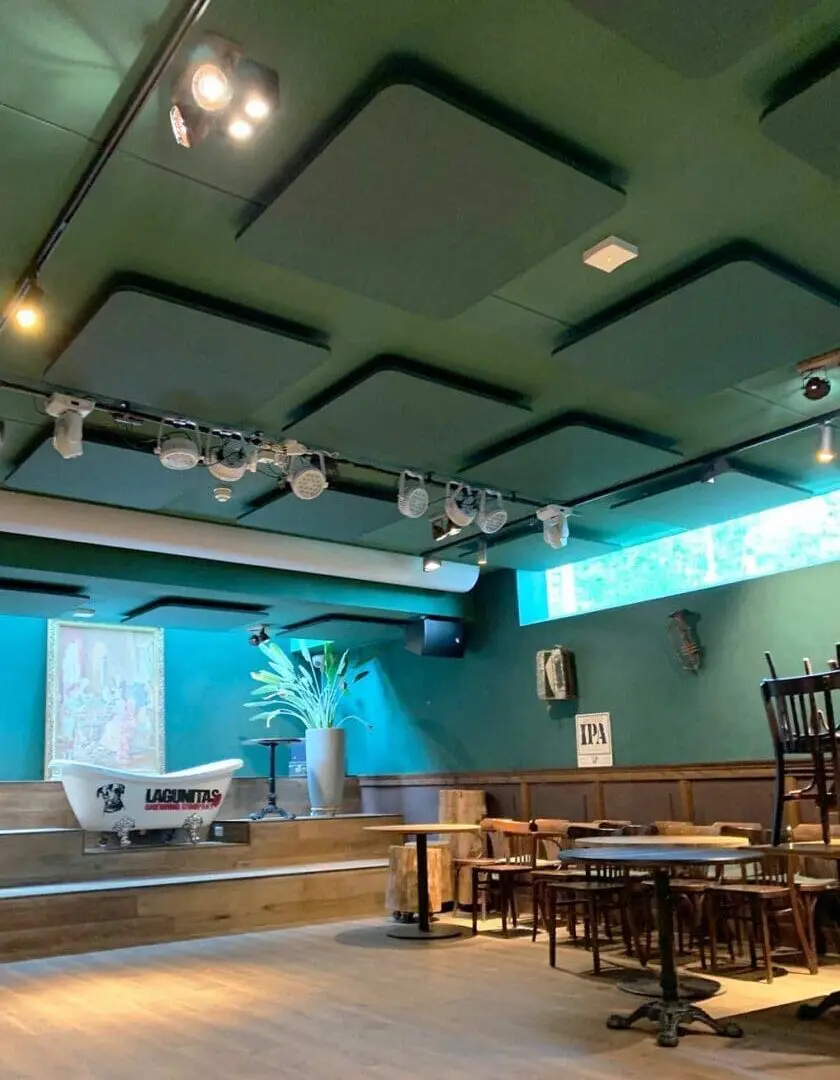 restaurant bar groene plafondpanelen
