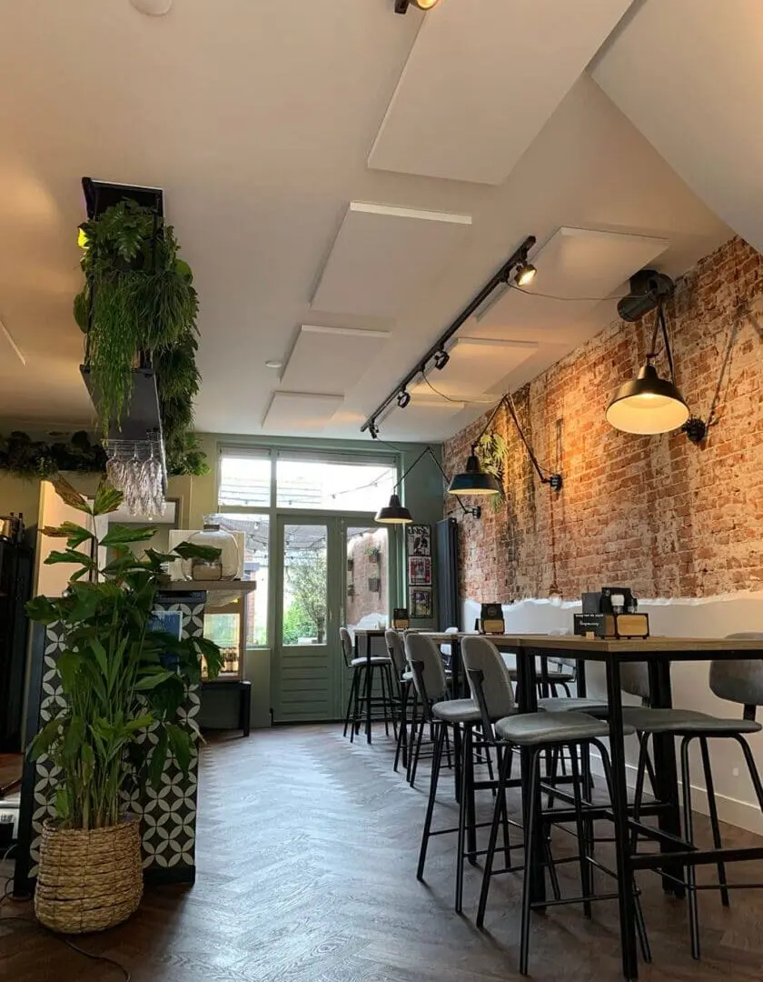 restaurant lunchroom dorpskamer plafondpanelen akoestisch