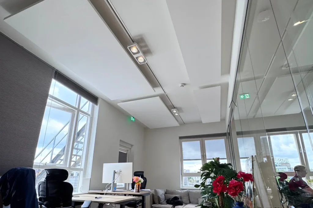 akoestiek verbeteren kantoor plafond