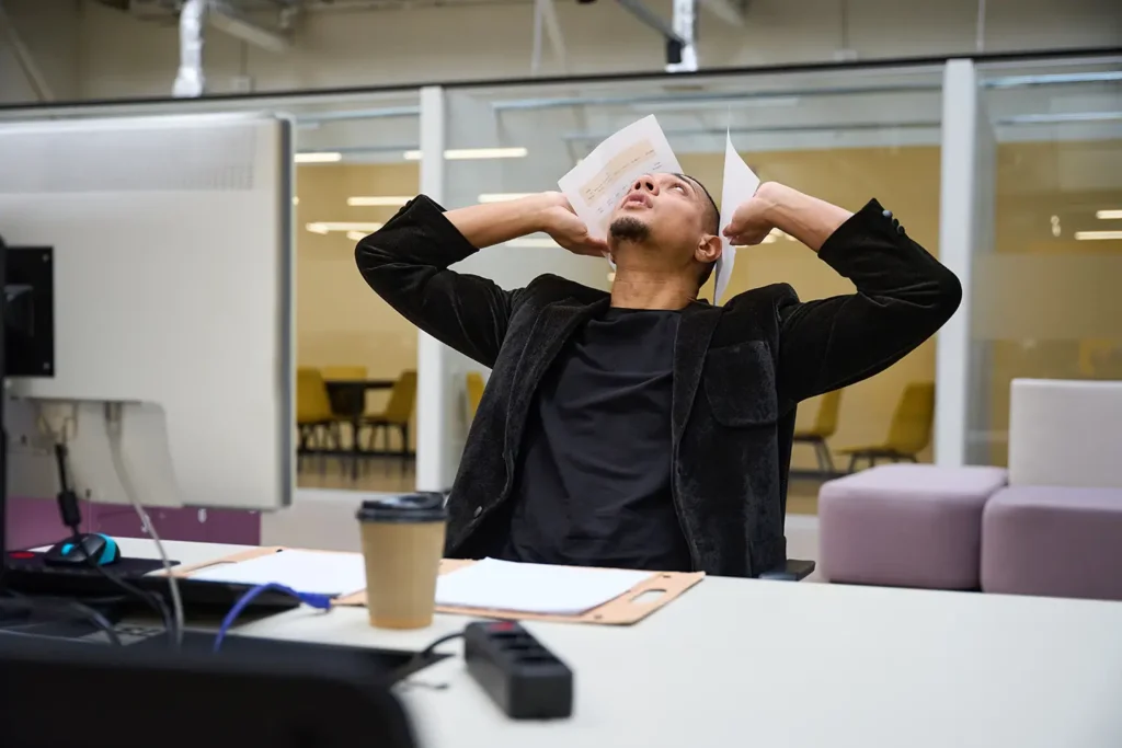 moe van geluid op de werkvloer 