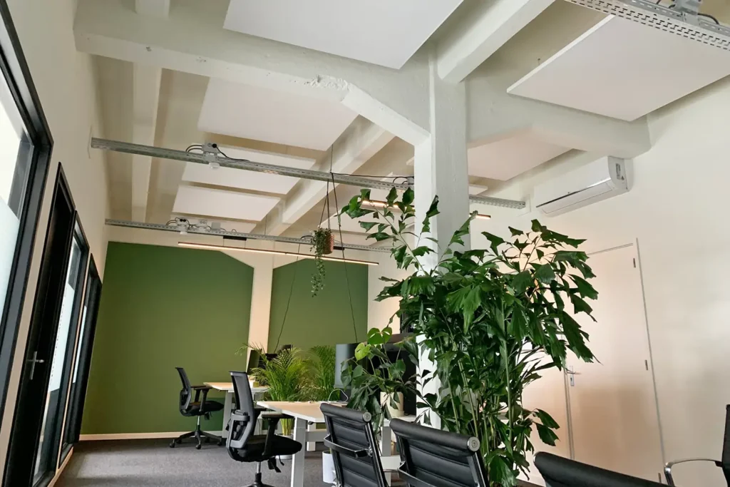 prikkelarme werkplek kantoor planten plafondpanelen
