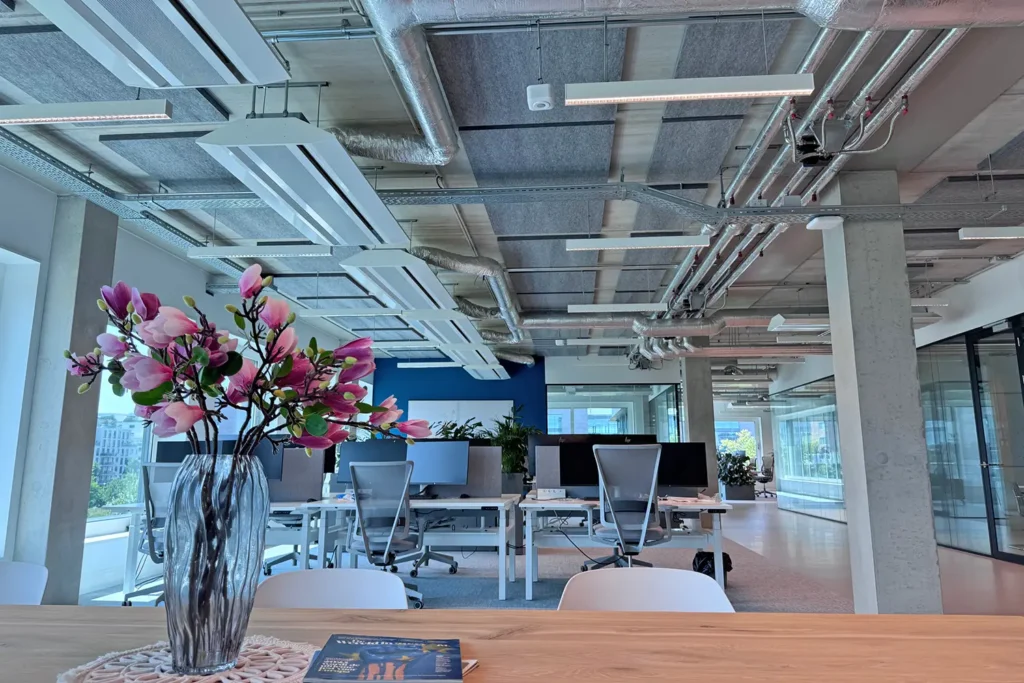 prikkelarme werkplekken kantoor grijs plafondpaneel bloemen